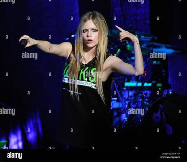 Avril Lavigne's Height, Weight, Age, Biography, Favorites, and More 4