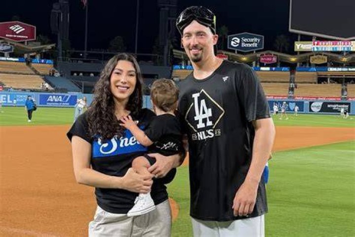 Blake Snell and his wife celebrate holiday joy with…