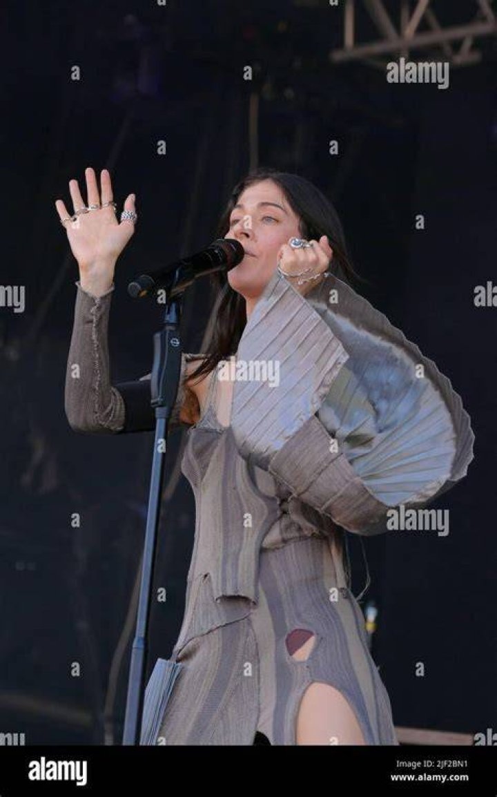 Chairlift Lead Singer Caroline Polachek’s WeddingPhotos Vogue