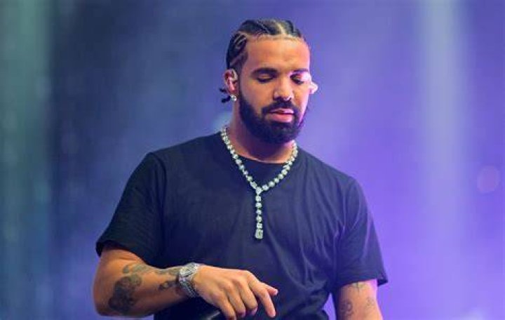 Drake's Baby Mama's Dinner Video with LookAlike a Calculated Clout