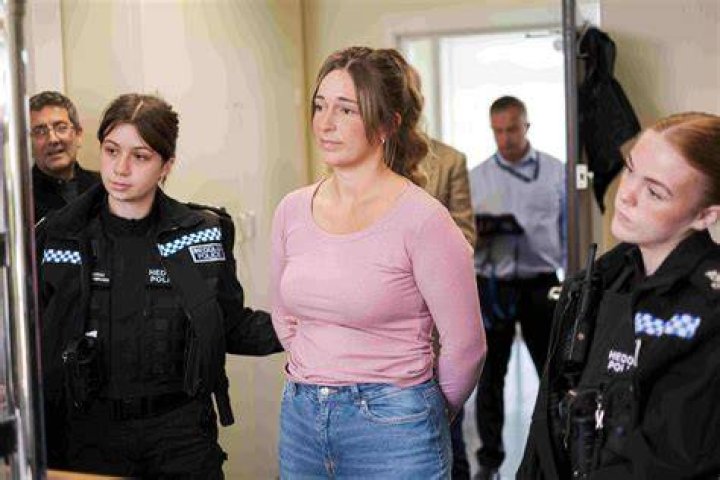 Frantic woman in police custody explains her stained clothes "This is